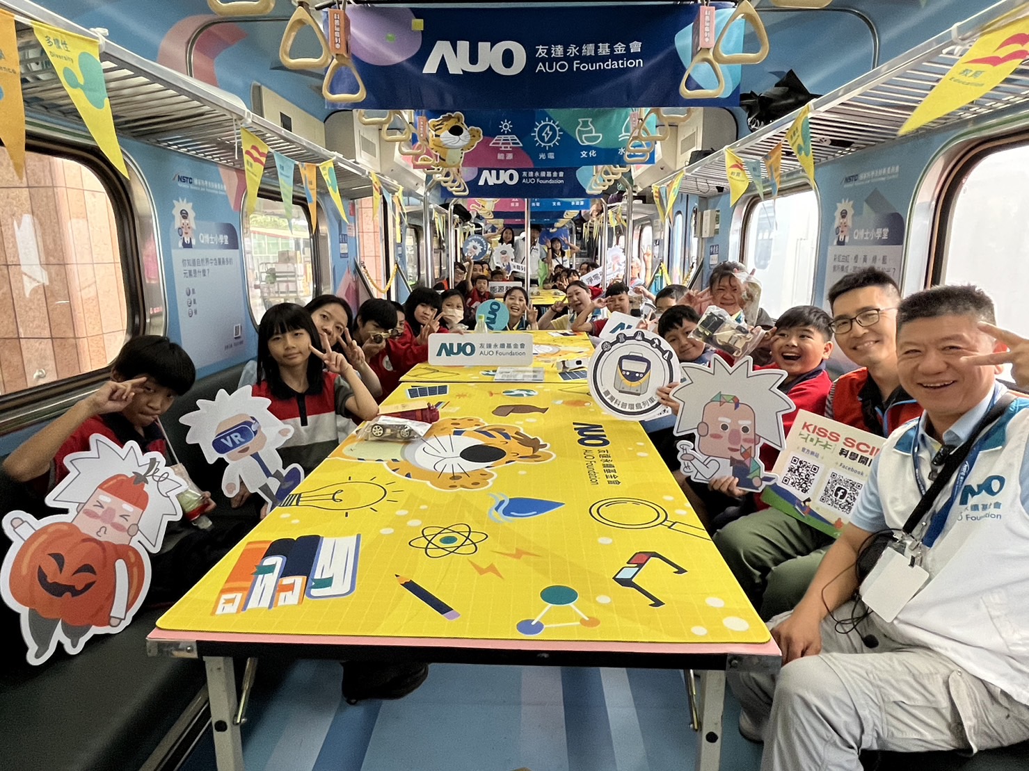 友達永續基金會參與「臺灣科普環島列車」，設計基礎科學車廂課程，以「淨零碳排和永續能源」為主題，讓學生透過創意實驗認識淨零知識，以及思考生活中的減碳行為