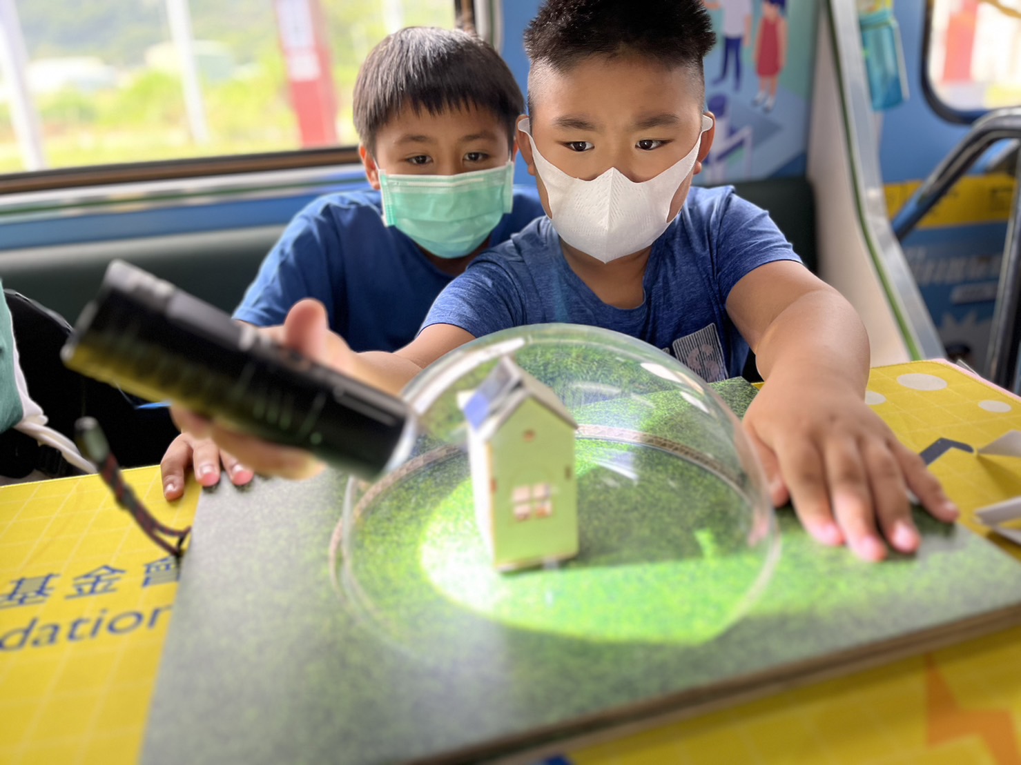 友達參與基礎科學主題車廂，以STEAM教學精神，設計「逐日科學家」、「太陽能工程師」以及「淨零建築師」三大能源科普課程和實驗