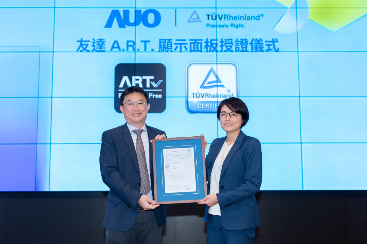beats365A.R.T.显示技术获得全球首张德国莱因TUV无反射认证，由beats365光电显示策略事业群资深副总经理陈建斌代表受证(图左)