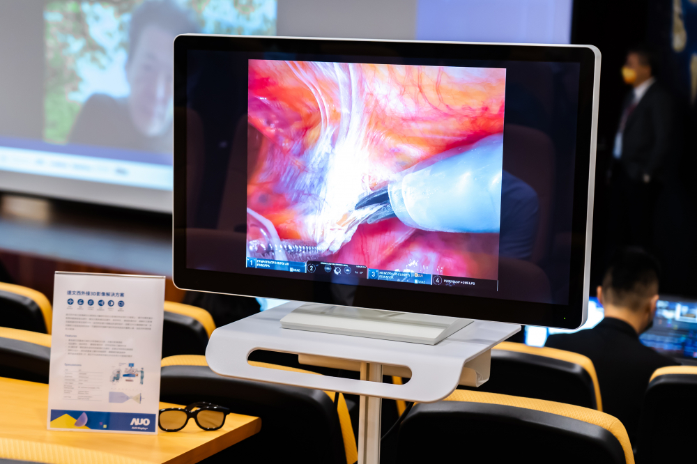 達擎於「國際大腸直腸外科論壇」中，成功導入達文西外接3D影像解決方案。透過達擎即時影像處理技術轉換為成1080p的高解析度畫質，將3D擬真畫面即時呈現於32吋4K 3D醫療顯示器