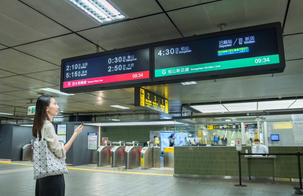 達擎TARTAN顯示器的特殊長條型比例非常適合空間與高度有限的大眾運輸場域應用，具備工業等級高品質、高亮度、高解析與高色彩飽和度等優勢，打造都會智能車站新風貌。