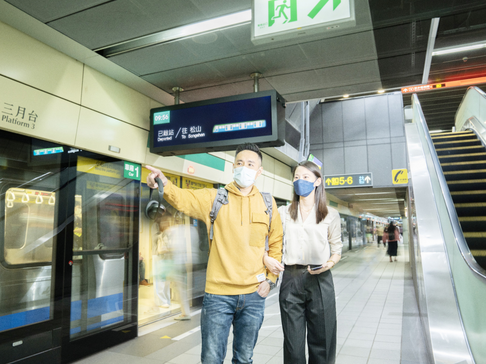 友達旗下達擎之客製化TARTAN顯示器，於台北捷運中山站亮相。以獨特長條型比例與高畫質特色，為台北捷運站帶來嶄新的都會車站風貌