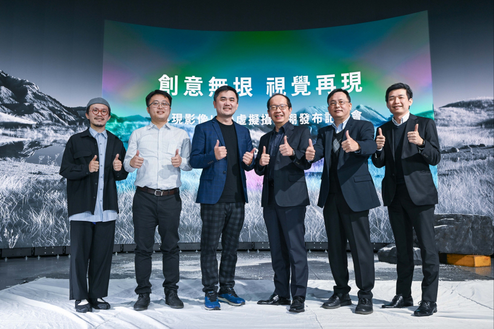 友達光電與再現影像攜手，於中影製片廠建置全台首座提供嶄新一站式整合服務的LED虛擬製作攝影棚（圖左至右：再現影像視覺總監郭憲聰、再現影像營運總監黃棨雋、再現影像藝術總監與導演紀柏舟、友達光電技術長廖唯倫、友達光電系統設計製造服務事業總部副總經理曾天龍、友達光電系統產品事業資深處長蘇聖倫）