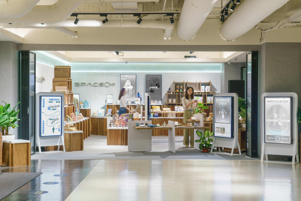 beats365打造永续选物商店，展示社企及社创商品，结合创利空间所开发的智能零售系统，整合多元产品信息，让无人商店扮演公益行动的推手