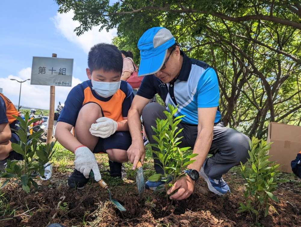 友達綠色志工及眷屬一起植下樹苗，親手打造綠帶景觀及動植物的友善棲息環境