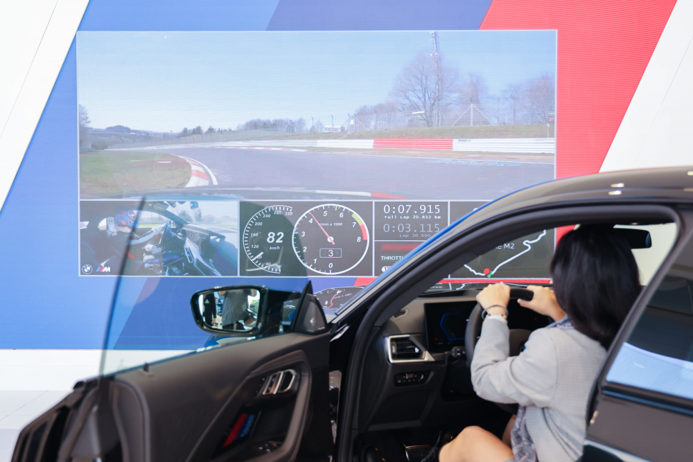 顧客按下虛擬Engine Start按鈕，啟動預選車款的引擎聲浪，螢幕同時呈現德國紐柏林賽道的試駕畫面，坐進車內一秒化身駕駛員馳騁奔騰