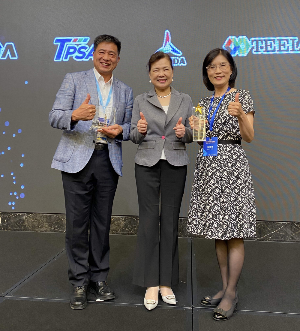 友達致力推動永續發展，於Touch Taiwan2024以3R策略貫穿Display、ESG展位實現綠色展覽目標之成果，Display展位獲綠色裝潢設計鑽質獎最高榮譽，ESG同獲金質獎殊榮。由經濟部長王美花（中）親自頒予友達光電董事長彭双浪（左）、友達光電永續長古秀華（右）