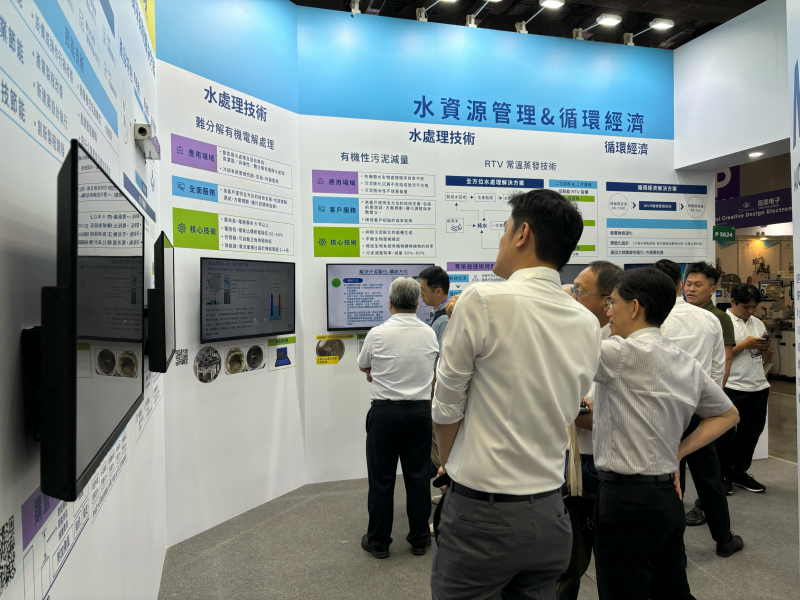 友達以深厚的智慧製造經驗發展永續戰略，積極延伸價值鏈，轉化成可供外界使用的綠色智慧服務，進軍SEMICON Taiwan 2024，提供半導體產業鏈打造AI世代的永續即戰力。
