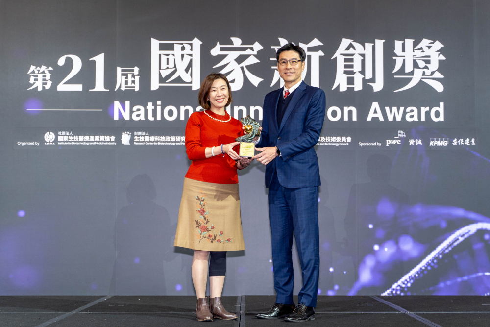 友達旗下子公司友達耘康與達擎分別以「中醫數位化檢測解決方案」及「寬視角3D醫療顯示器」獲得第二十一屆國家新創獎「智慧醫療與健康科技」類別的「企業新創獎」與「國家新創精進獎」兩項殊榮。圖左為衛生福利部政務次長林靜儀、圖右為友達光電智慧醫療事業群總經理廖世宏
