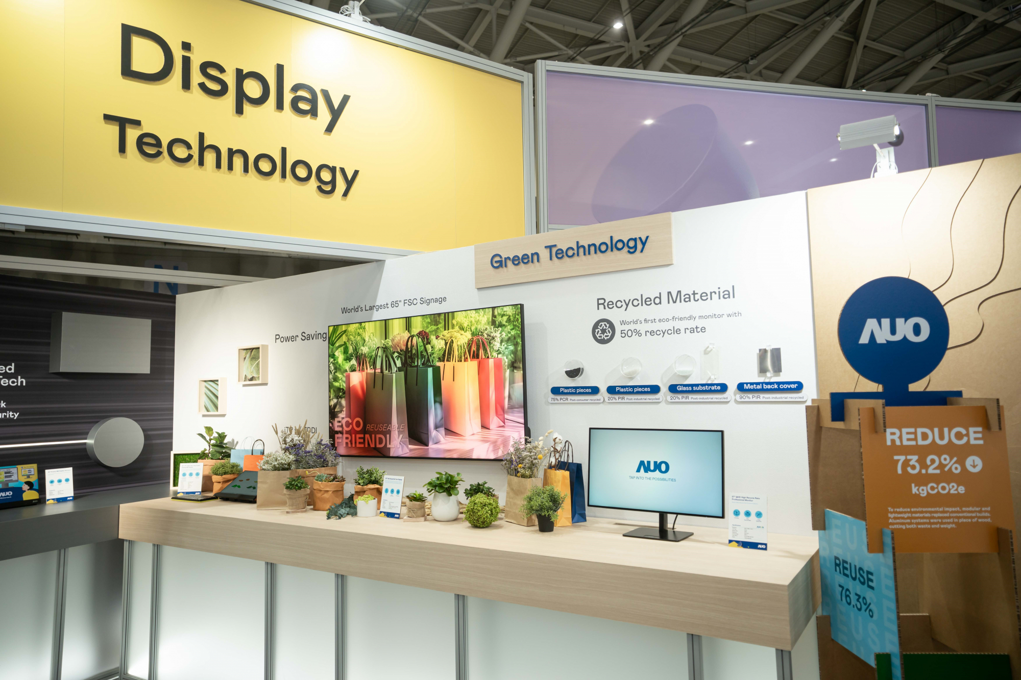 友達Touch Taiwan 2025雙展位再度獲etouch 綠色裝潢設計獎肯定；智慧顯示展位以鋁製模組系統取代傳統木作施作，並在相關裝潢物與設計使用可回收、可重複使用的材料，體現低碳與循環精神。