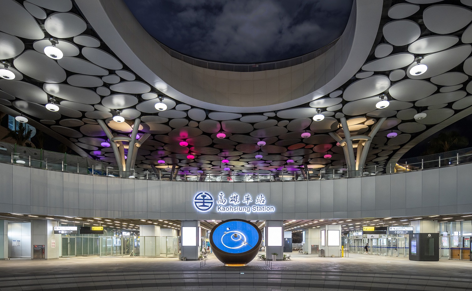 創利空間參與《高雄車站共感空間》公共藝術計畫，擔任視覺科技整合夥伴。於「看時間」天文鐘作品中提供技術指導，整合圓形LED鐘面與鐘體結構，在時間、天象星盤與空間氛圍間生動展演
